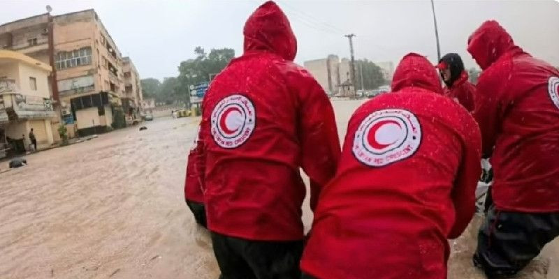 Bulan Sabit Merah Libya membantu warga di kota al-Bayda/AFP