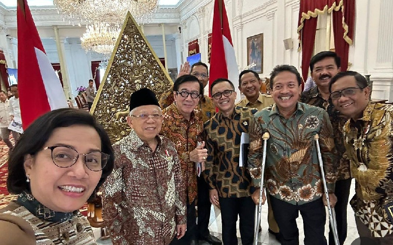 Menkeu Sri Mulyani berfoto bersama Wapres Ma'ruf Amin dan sejumlah menteri KIM di Istana Merdeka (12/9)/@smindrawati