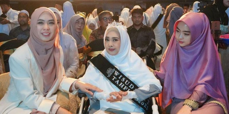 Ibunda Ria Ricis didampingi ustadzah Oki Setiana Dewi dan dokter Shindy saat menjadi wisudawati Pesantren Tahfidz Maskanul Huffads/Net