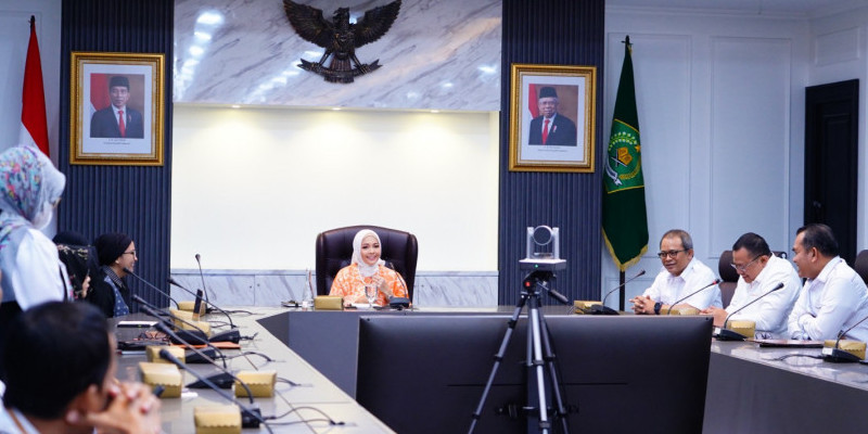 Rapat dewan juri Sayembara Batik Haji Indonesia 2023 dipimpin Eny Yaqut Cholil Qoumas/Dok. Kemenag RI