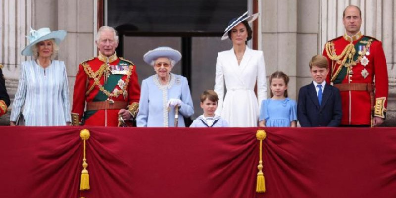 Ratu Elizabeth, bersama putranya Pangeran Charles dan Camilla, bersama anak dan cucu di balkon Istana  Buckingham/NET 