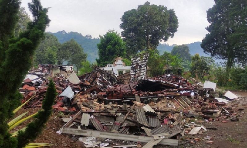 Rumah warga yang rata dengan tanah akibat gempa bumi Cianjur (21/11/2022)/FARAH-Yoli Hemdi