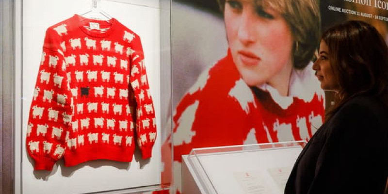 Pengunjung melihat sweater yang di pakai Lady Diana dalam kegaitan lelang fashion Icons Sotheby di New York, Amerika Serikat yang terjual mahal/NET  