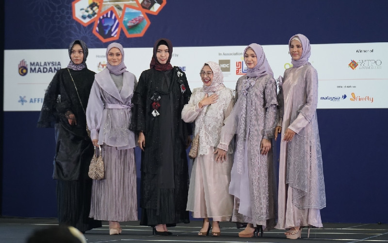 Meeta Fauzan (berkaca mata) tampil bersama para model (13/9) di Kuala Lumpur/Dok. Moda Mosta