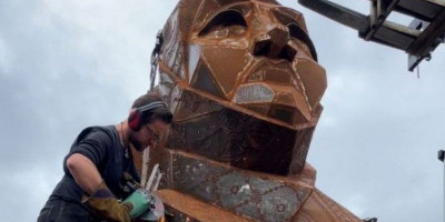 Pemahat Patung Kontroversi Luke Perry, Bangun Patung Besar Wanita Berhijab di Smethwick Inggris 