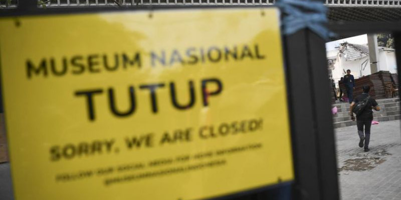 Papan pengumuman Museum Nasional masih ditutup untuk umum paska kebarakaran, Sabtu (16/9) malam lalu itu di Jakarta Pusat/NET 