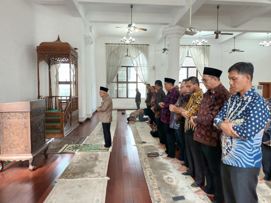 Wapres Ma'ruf Amin saat menjadi imam salat di Masjid Pudong, Shanghai, China, Senin (18/9) kemarin/Net