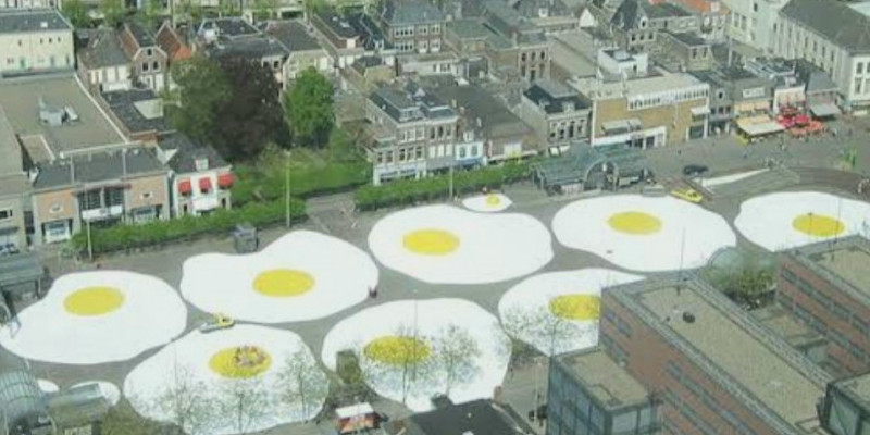 Instalasi seni raksasa karya Henk Hofstra di Leeuwarden, Belanda/designyoutrust.com