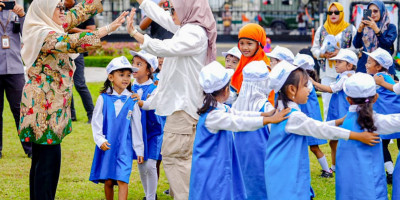 Hari ini Ibu Negara Iriana Joko Widodo Mengadakan Permainan Tradisional Bersama Ratusan Siswa Madrasah di Yogyakarta