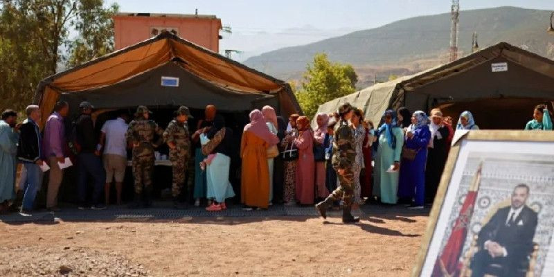 Antrean pemeriksaan kesehatan para korban gempa Maroko yang didominasi perempuan/Reuters