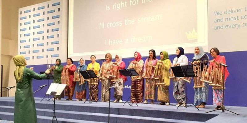 Ibu-ibu yang tergabung dalam ILA beraksi memperkenalkan angklung sebagai alat terapi pasien demensia/Net