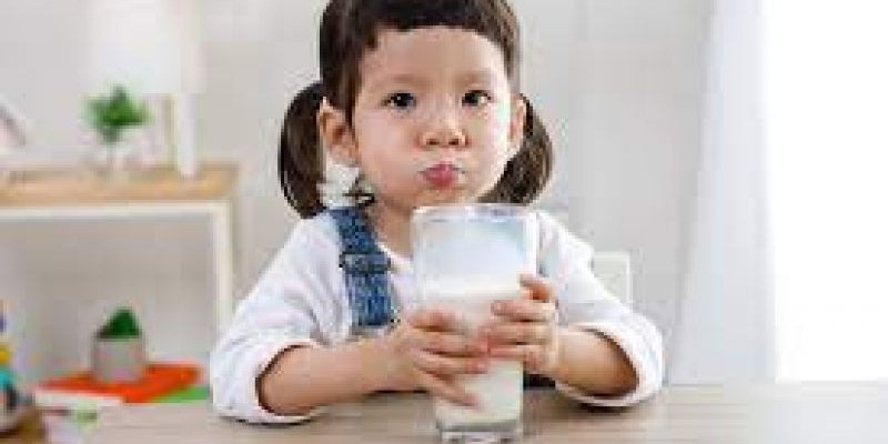 Ilustrasi anak minum susu/NET