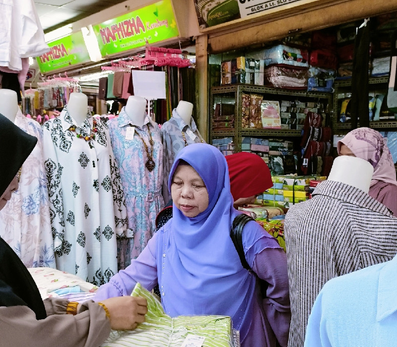 Seorang pembeli memilih baju di sebuah toko di Blok A Pasar Tanah Abang/FARAH