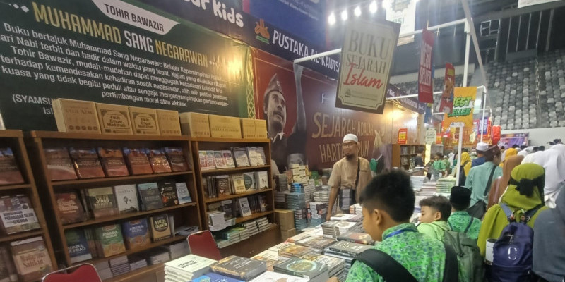 Pengunjung tampak melakukan aktivitas membeli alquran mini atau sebatas melihat buku yang mayoritas Islami tersebut/Farah.id 