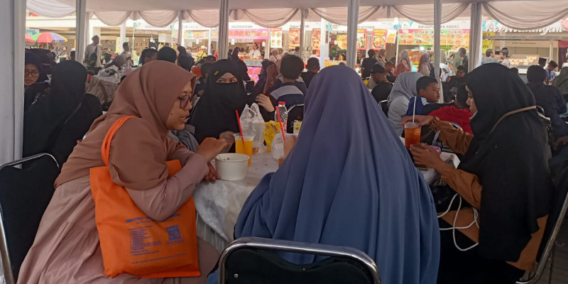 Suasana tempat makan di lokasi Islamic Book Fair di akhir pekan/Farah.id