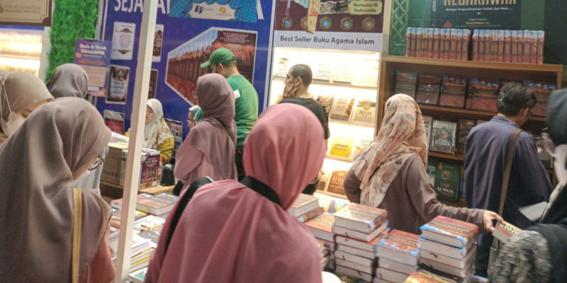 Pengunjung tampak membeli buku aqidah di salah satu stand buku pada acara pameran buku Islam buku terbesar se Asia Tenggara di GBK, Jakarta, Minggu (24/9)/Farah.id
