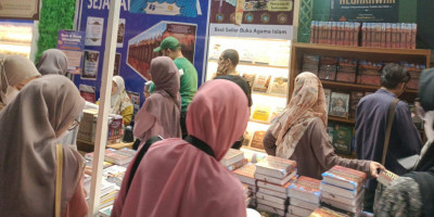 Pengunjung Asal Bogor Datang ke Islamic Book Fair 2023 Beli Buku Aqidah Keluarga Harmonis
