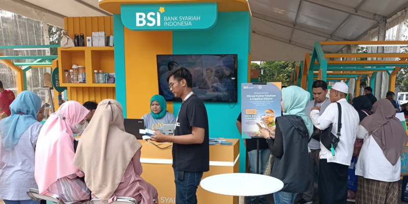 Stand kuliner umkm binaan Bank Syariah Indonesia atau BSI di pelataran parkir Istora Senayan tempat diadakan Islamic Book Fair 2023/NET  