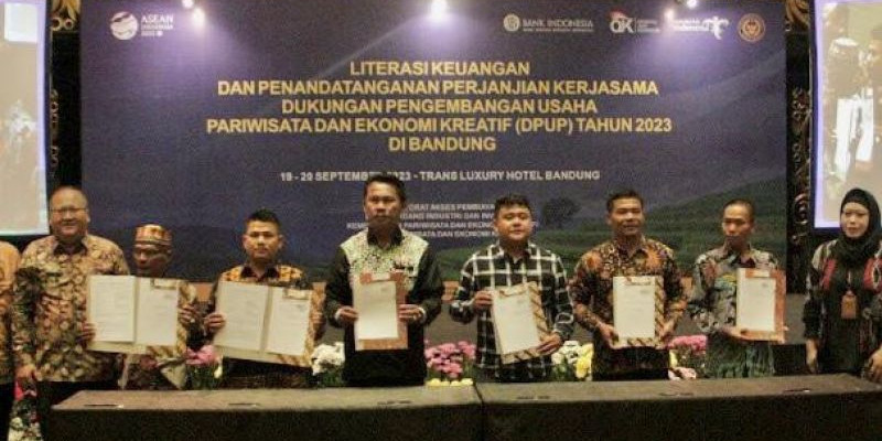 Literasi keuangan dan pemberian DPUP 18 Desa Wisata di Bandung/Dok. Kemenparekraf