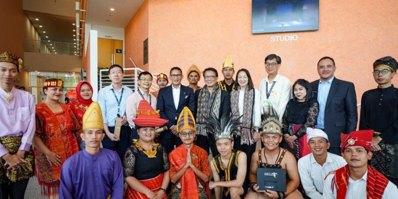 Sandiaga Uno bersama mahasiswa Politeknik Pariwisata Medan di Singapura (20/9)/Dok. Kemenparekraf 