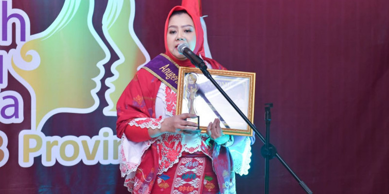 Profesor Anna Mariana saat menerima penghargaan Anugerah Perempuan Indonesia, beberapa waktu lalu/Ist