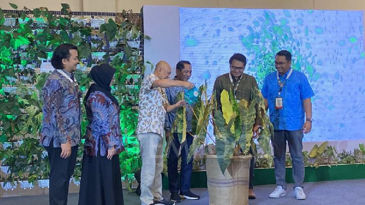 Menteri Koperasi & UKM Teten Masduki menyiram tanaman, menandakan dibukanya secara resmi evet FLOII 2023/Ist