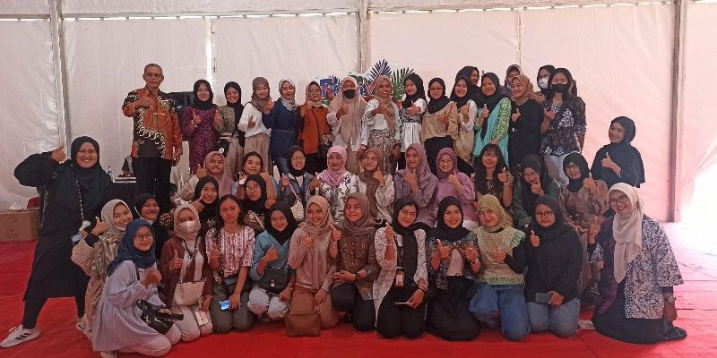 Motivator Muslimah bersama mahasiswa Jurusan Gizi Univ. Binawan (30/9)/Khoirul