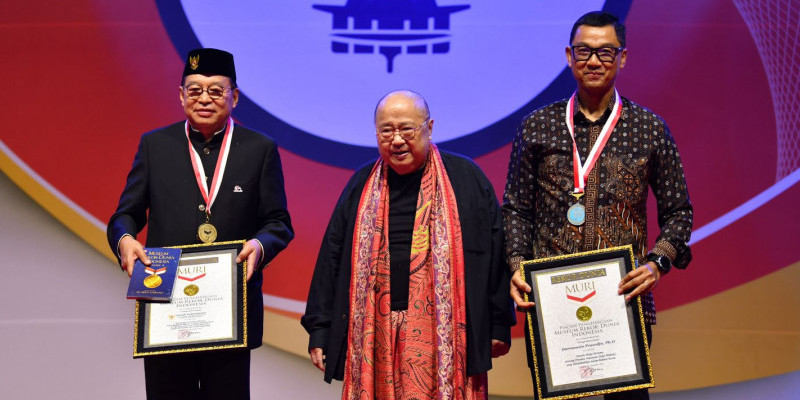 Jaya Suprana memberikan penghargaan MURI kepada Dubes Indonesia untuk Korea Gandi Sulistiyanto dan Dirut PLN Darmawan Prasodjo di Korea, Jumat (29/9)/Ist