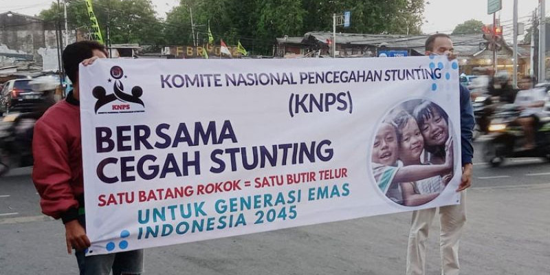 KNPS membentangkan spanduk, mengajak warga peduli tingginya angka stunting di Indonesia/Ist