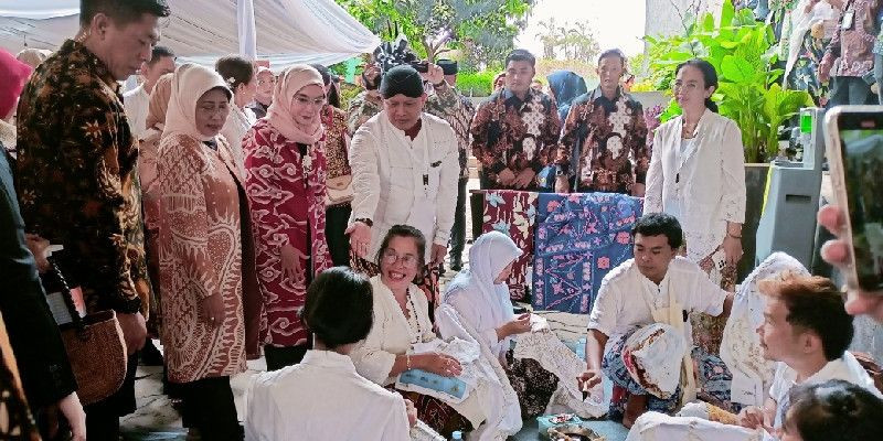 Ibu Wury Ma'ruf Amin sedang meninjau para pembatik yang sedang mencanting dalam Puncak Perayaan HBN 2023 di Museum Batik TMII (2/10)/FARAH