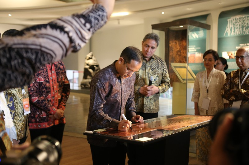 Mendikbudristek menandatangani prasasti peresmian Museum Batik Indonesia (2/10)/Dok. YBI