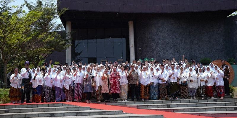 Ibu Wury Ma'ruf Amin dan Mendikbudristek Nadiem Anwar Makarim berfoto bersama pembatik dari seluruh Indonesia di depan Museum Batik Indonesia (2/10)/Dok. YBI