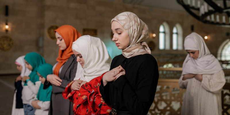 Perempuan berjemaah di masjid/PEXELS-Arena Darmel