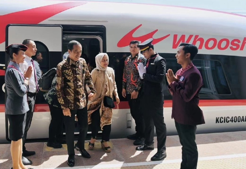Presiden Joko Widodo dan Ibu Iriana mencoba naik KJCB di hari peresmian (2/10)/@jokowi