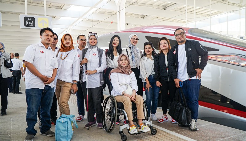 Stafsus Angkie Yudistia dan teman disabilitas naik KCJB (30/9)/Ist.