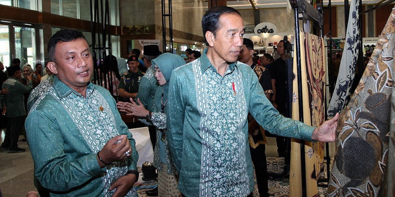 Presiden Joko Widodo saat mengunjungi beberapa booth tenant di pameran kerajinan terbesar se-Asia Tenggara Inacraft on October 2023, Rabu (4/10)/Ist