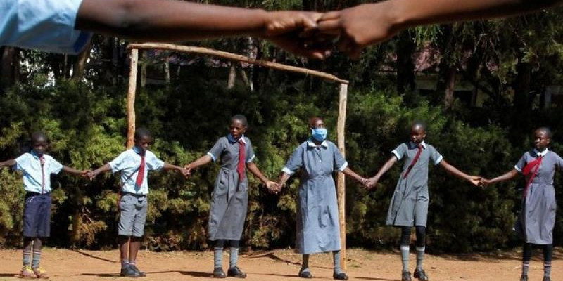 Sejumlah siswi di sebuah sekolah di Kenya yang mengalami penyakit misterius yang menyebabkan mereka kesulitan berjalan/Net