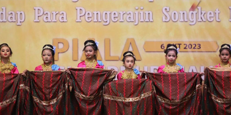 Anak-anak membawakan tari tenun dan songket pada Festival Tari Tenun dan Songket 2023 di anjungan Riau, TMII, Sabtu (8/10)/Dok KADIIFA
