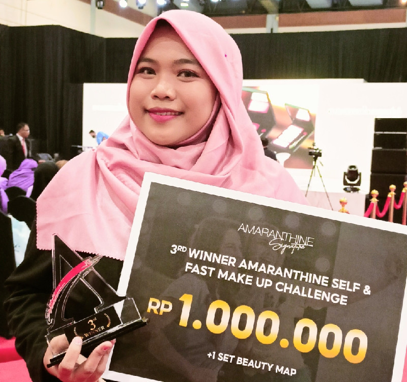 Cha Zhyulyana menerima hadiah dari Amaranthine Cosmetics sebagai Juara III Self & Fast Makeup Challenge/Farah