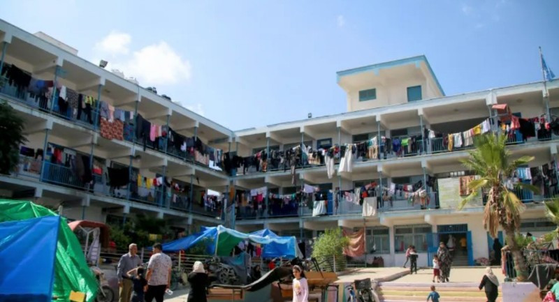 Sekolah UNRWA di Khan Yunis dipenuhi warga Palestina yang mengungsi/Getty Images