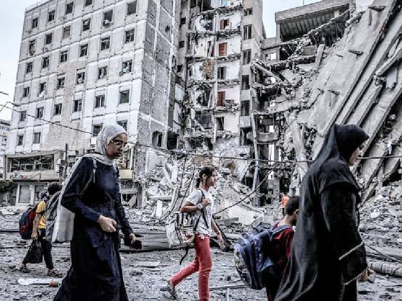 Warga Gaza di tengah reruntuhan bangunan (15/10)/Anadolu Agency