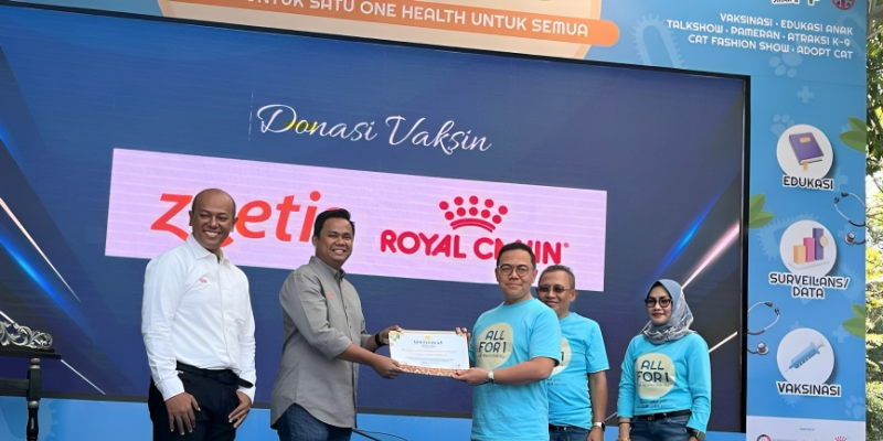 (Ki-Ka) Andrian Donny Bustaman & Ulrich Ginting menerima sertifikat donatur vaksin dalam acara pemecahan Rekor MURI vaksinasi rabies massal/Dok. Royal Canin Indonesia