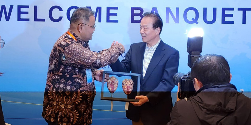 Teguh Santosa saat memberikan cenderamata kepada He Ping di sela jamuan makan malam Belt and Road Journalists forum (BRJF) di Beijing, Kamis (12/10)/Dok Teguh Santosa