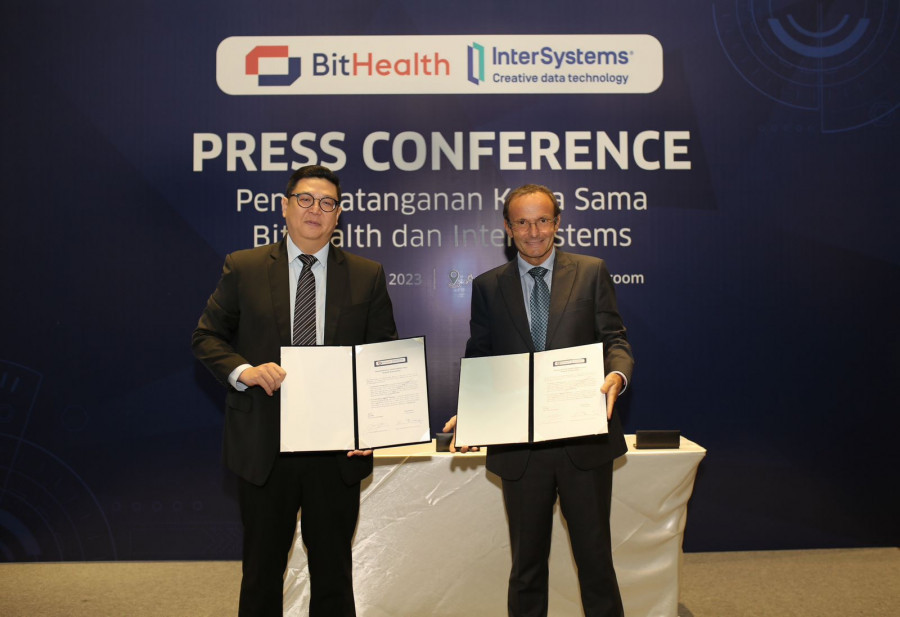 Peter dan Luciano, mewakili BitHealth dan InterSystems, menunjukkan kontrak kemitraan di bidang digitalisasi data untuk sejumlah rumah sakit/Dok BitHealth