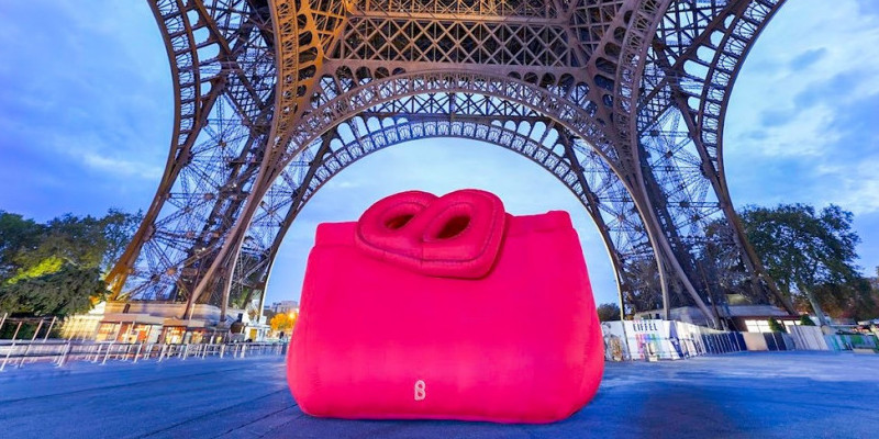 The Giant Inflatable Nina Bag di Menara Eiffel Paris/Dok Buttonscarves