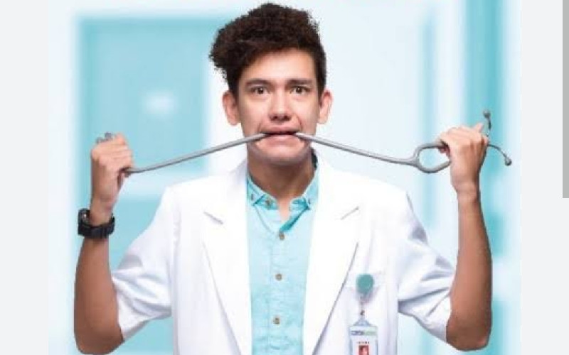 Adipati Dolken dalam Catatan Dodol Calon Dokter/CJ Entertainment