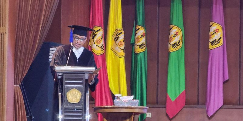 Prof. R. Widya Setiabudi Sumadinata membacakan orasi ilmiahnya di Graha Sanusi Hardjadinata Unpad, Bandung (24/10)/Dok. FISIP Unpad 