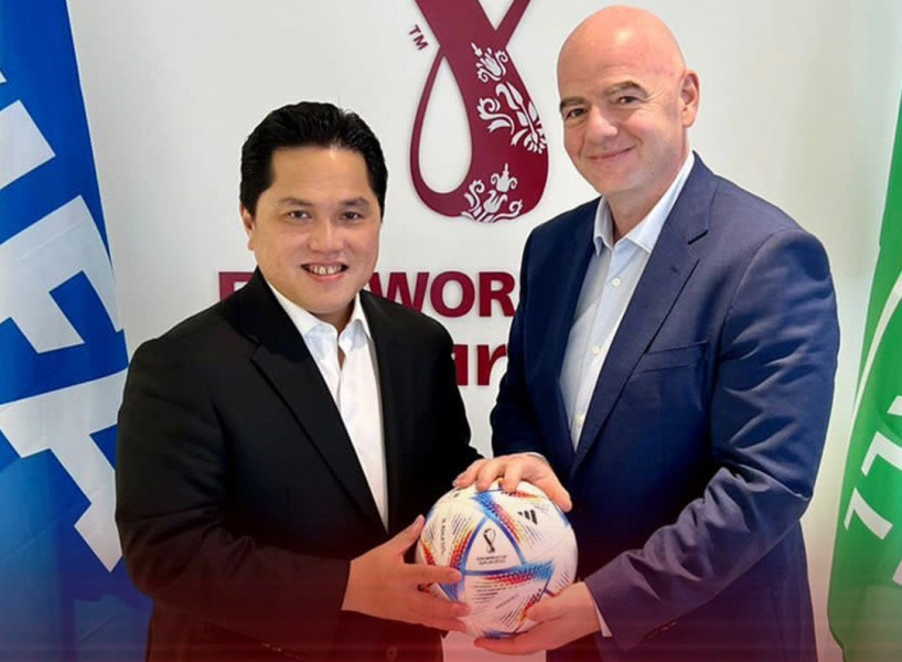 Erick Thohir saat menerima pola sebagai simbol Indonesia siap menjadi tuan rumah FIFA World Cup U17/Dok PSSI
