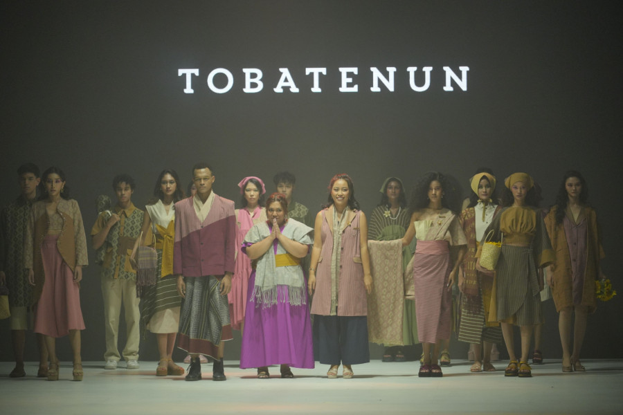 Tobatenun menghadirkan koleksi <i>Masa Rani</i> dalam panggung Jakarta Fashion Week 2024 di Pondok Indal Mall 3, Jakarta, Selasa (24/10)/Dok Tobatenun