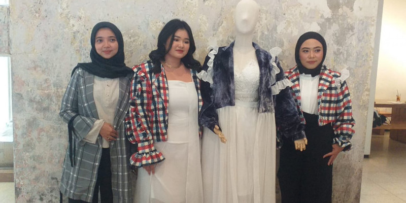 Farah, Mega, dan Dany bersama koleksi yang akan ditampilkan di JFW 2024 di PIM 3, Jakarta Selatan, Sabtu (28/10)/Farah